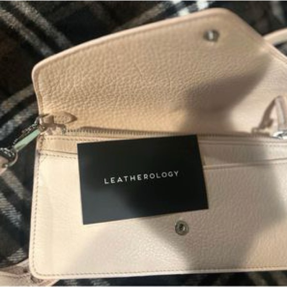 Leatherology- Small leather envelope style crossbodya purse in light pink. - Picture 2 of 4